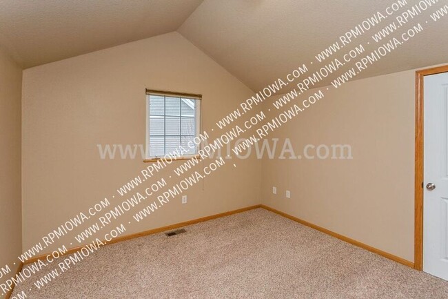 Building Photo - WAUKEE SCHOOLS!! 3 Bedroom, 2.5 Bath Townh...