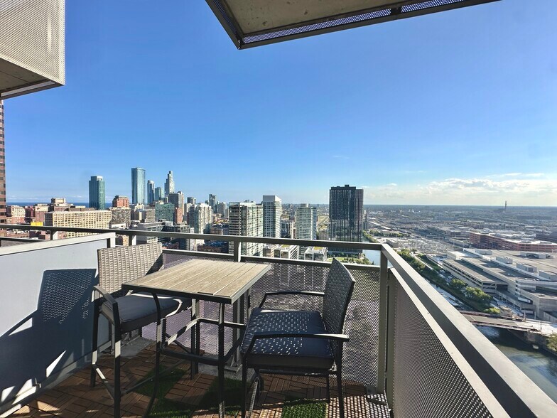 private balcony - 235 W Van Buren St
