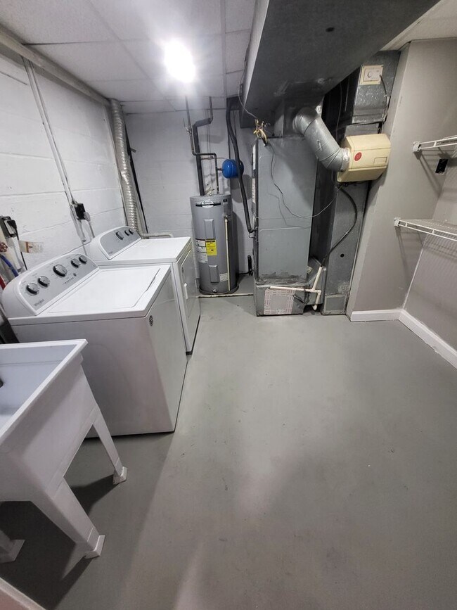 Building Photo - 3Bed 3 Bath Finished Basement!