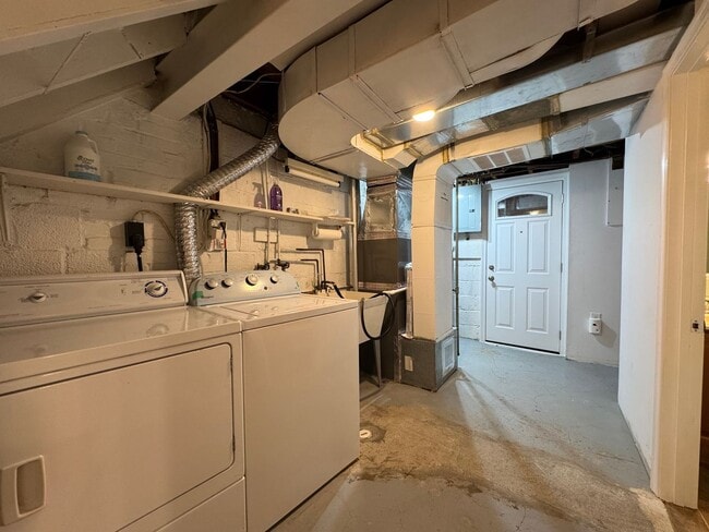 Building Photo - Beautiful 2 Bed 2 Bath Semi-Detached Brick...