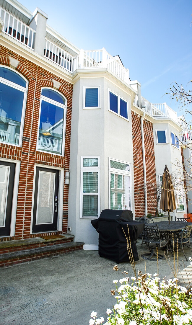 Building Photo - 317 Montrose St