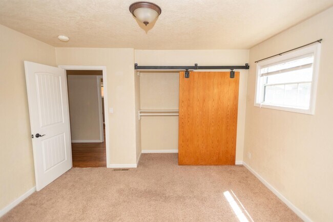 Building Photo - 307 N 3rd St