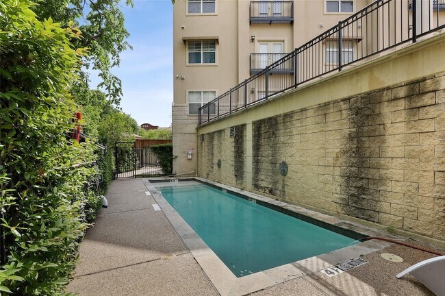 Building Photo - 3102 Kings Rd