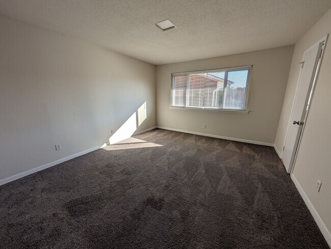 Building Photo - 2 Bedroom Walking Distance to NCSU!