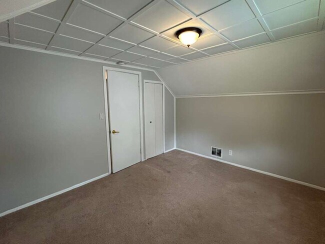 Building Photo - 26901 Farringdon Ave