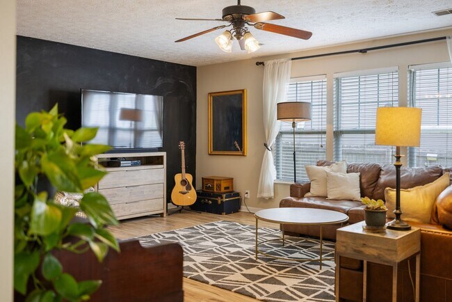 Building Photo - Single Family Home For Lease