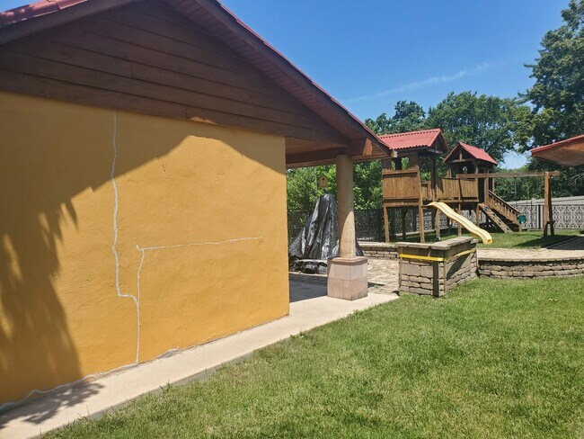 Building Photo - 427 Justine Ave