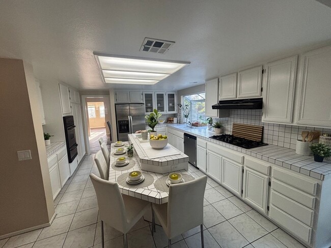 Building Photo - Spacious 4-Bedroom Home in Valencia's Nort...