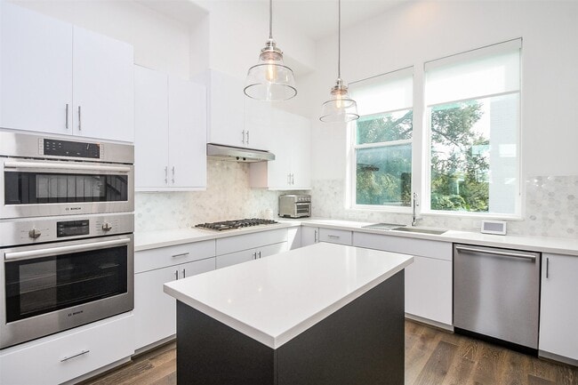 Building Photo - 2412 Canal St