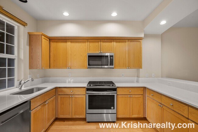 Building Photo - Orenco Gardens Townhome: 3BD, 2BA, 2-Car G...