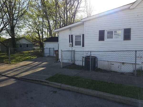 Building Photo - 127 Fain St