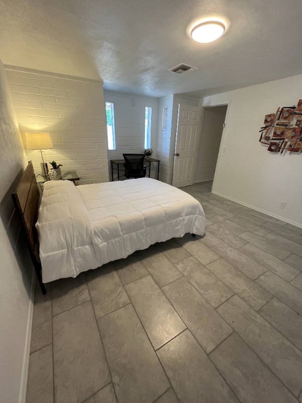 Building Photo - 2706 E Dahlia Dr