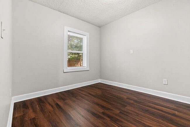 Building Photo - **Move in ready 3/2 Single Family home 32208