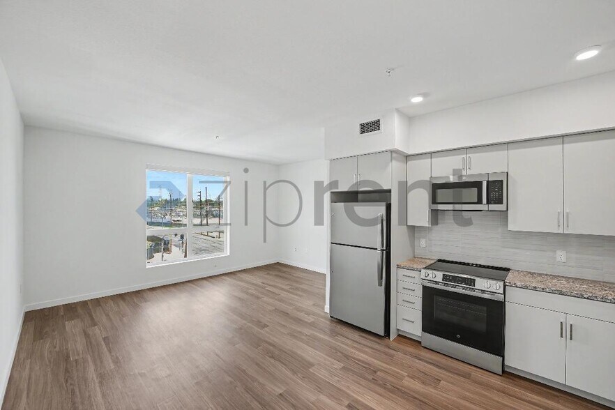 Building Photo - Unit 415