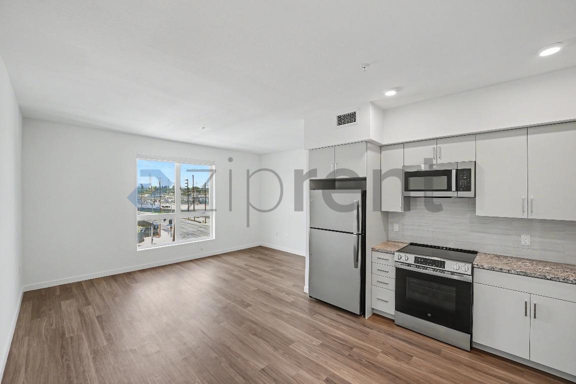 Building Photo - Unit 415