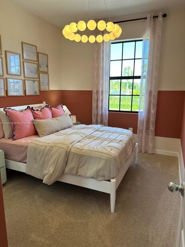 Building Photo - 814 SW 11th Wy