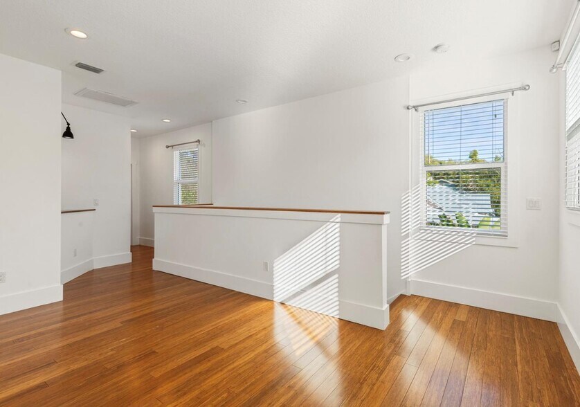 Building Photo - 214 E Floribraska Ave