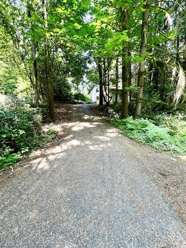 Building Photo - Relaxed 2-Bed, 1.5-Bath Home in a Quiet Gig Harbor Spot