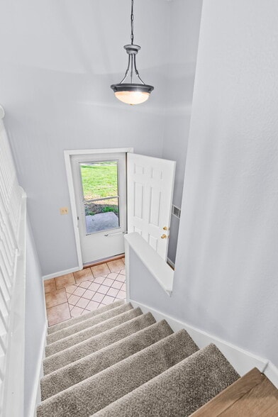 Building Photo - 204 Saxon Dr