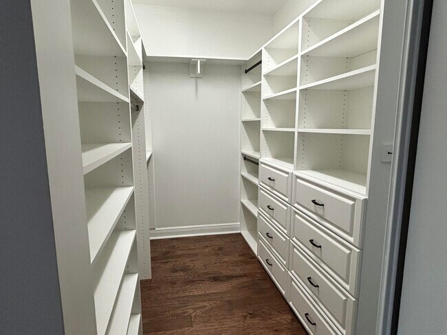 Building Photo - 2024 Foxtail View Ct