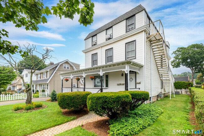 Building Photo - 18 Elm Tree Pl