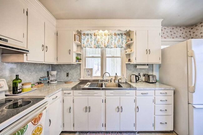 Building Photo - 20 Hill Ln