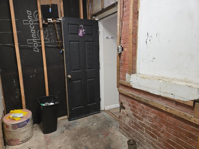 Building Photo - 300 William St