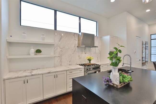 Building Photo - 4527 Graustark St