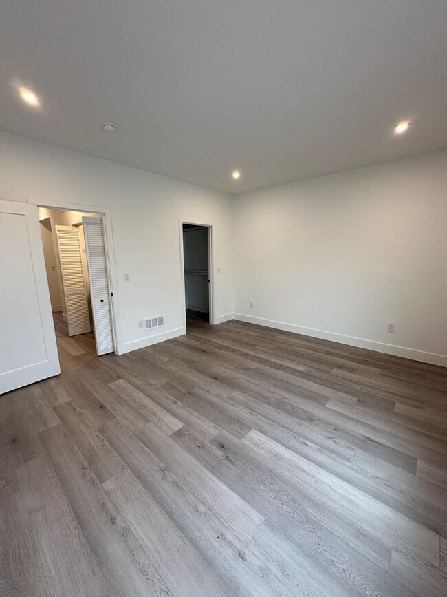 Building Photo - Recently Constructed, Modern 3 Bed / 3 Bath Bi Level Apartment Near Temple — Private Rooftop + Ba...