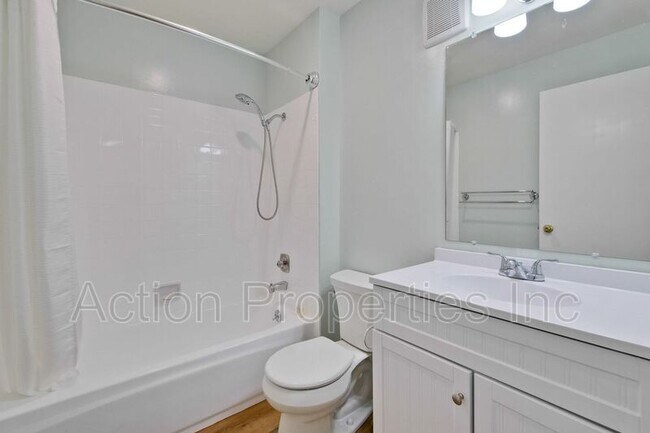 Building Photo - 2211 Latham St