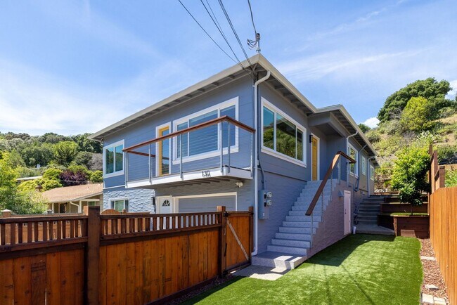 Building Photo - Beautiful Duplex In Highly Desirable San Rafael!