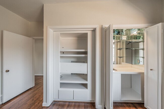 Building Photo - 2-bedroom, 2-bath condo located in the highly desirable Ridglea North neighborhood.