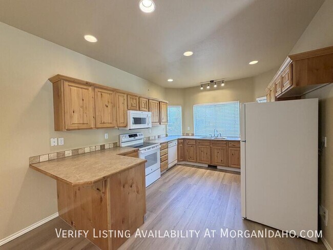 Building Photo - 6698 Poplar-