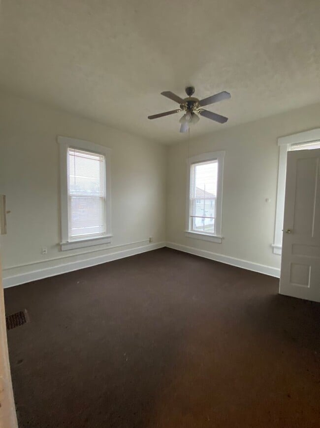 Building Photo - 2 Bedroom with basement, washer/dryer hook...