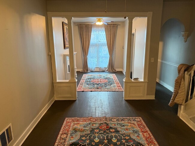 Building Photo - Spacious 3 Bedroom Townhome