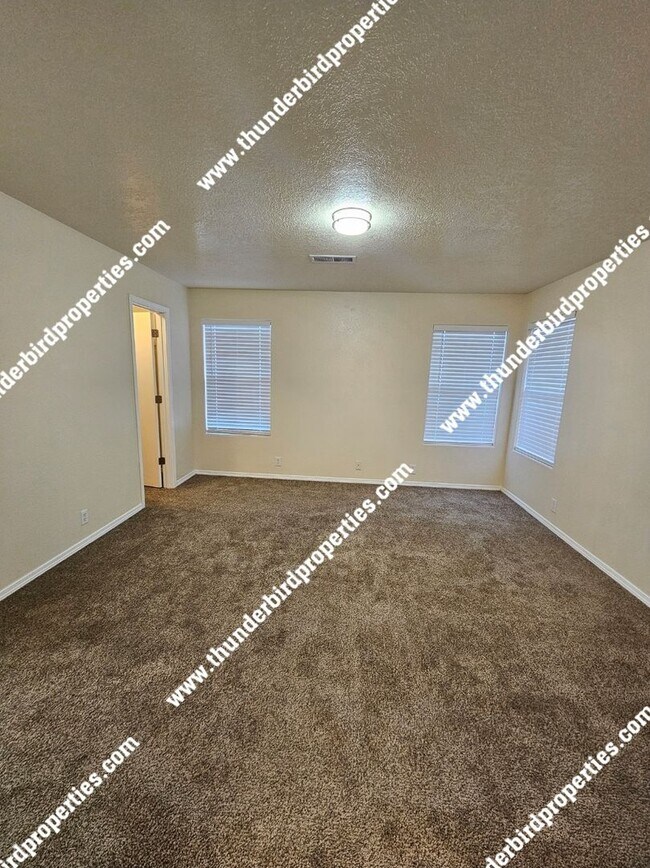 Building Photo - Great location - 4 Bedroom, 2 Bathroom, 2 ...