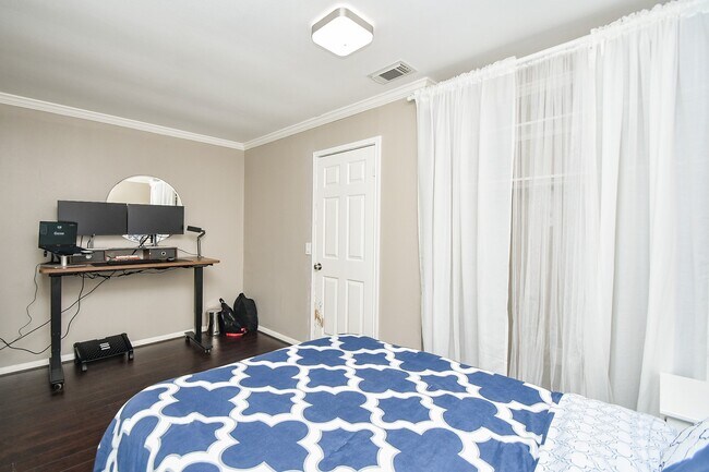 Building Photo - 7318 River Garden Dr