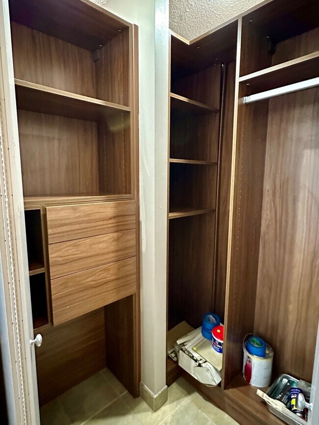 Building Photo - 10 E Ontario St