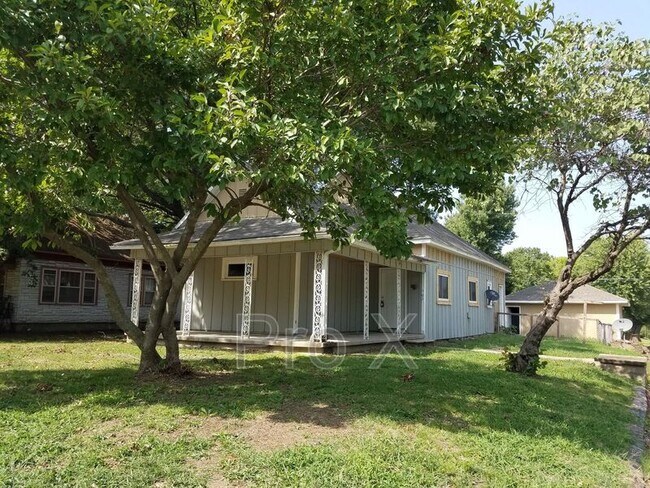 Building Photo - 502 W 9th St