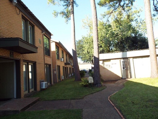 Primary Photo - 3629 N MacGregor Way