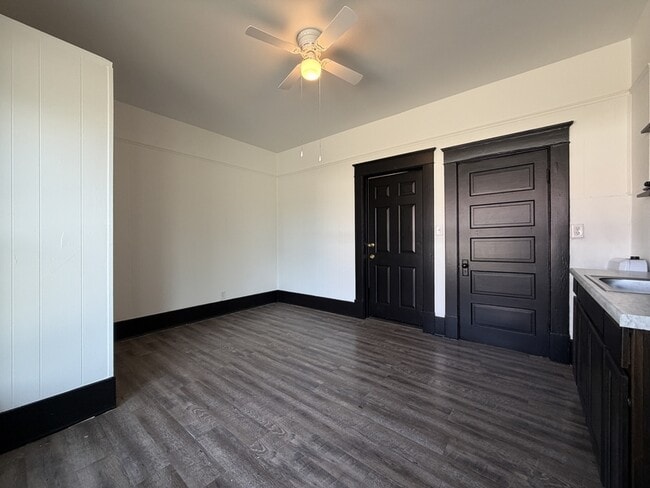 Building Photo - 401 E Twin Springs St