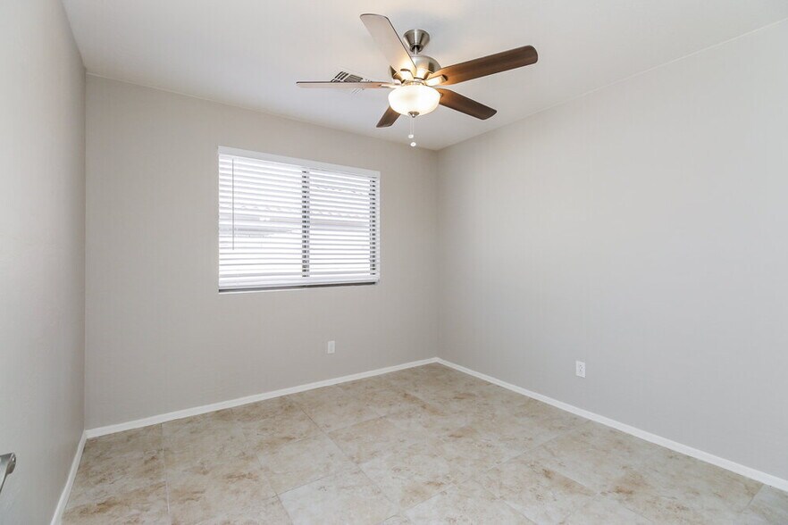 Building Photo - 3724 W Pleasant Ln