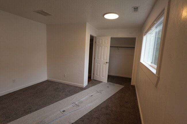 Building Photo - 380 E 700 S