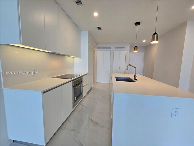 Building Photo - 700 NE 24th St