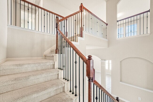 Building Photo - New Braunfels Beauty with plenty of SPACE!