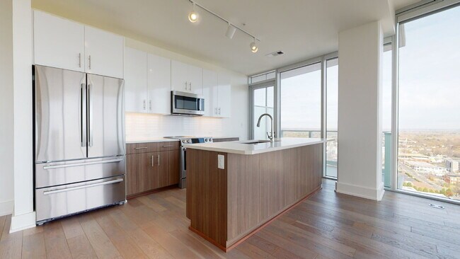 Building Photo - "Luxury Urban Living: Stunning 2-Bed, 2-Ba...