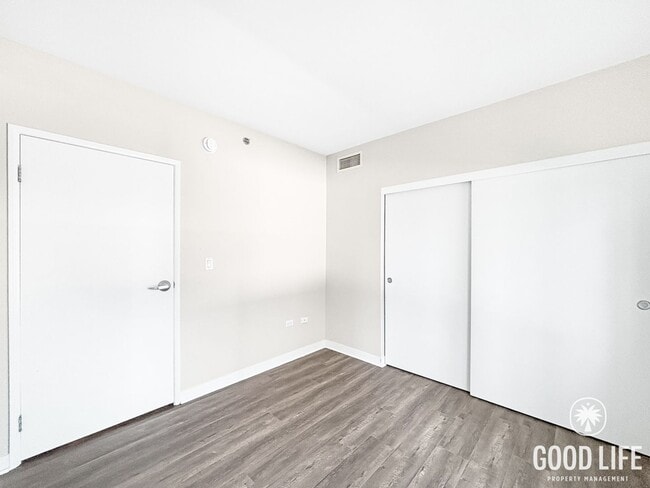 Building Photo - Charming 2BD/1BA Condo in Downtown W/ A/C, W/D, Community Pool, Spa, & Gym!