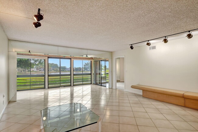 Building Photo - 5519 Fairway Park Dr