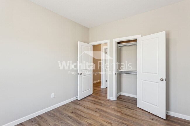 Building Photo - 5032-5032 S Sycamore St