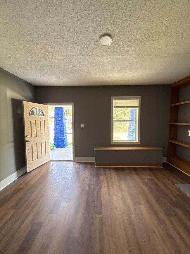 Building Photo - 1547 E McLemore Ave